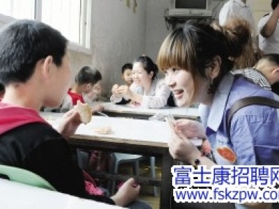 富士康科技集团志愿者与孤残孩子在一起 