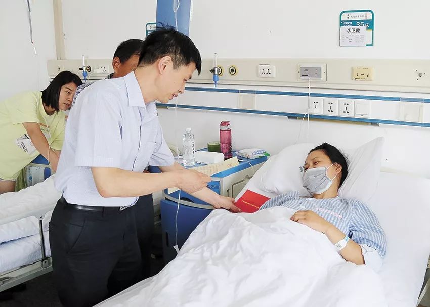 挨了一刀，她却感动了富士康