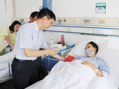 挨了一刀，她却感动了富士康