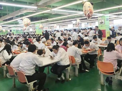 富士康园区部分员工占着餐桌不就餐，大家怎么看？