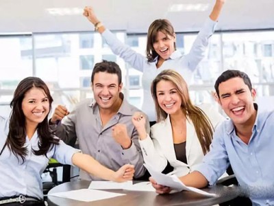 郑州富士康国庆节假期招聘安排：9月30至10月1号放假两天，10月2号开始正常招募，打卡55天，返费9000元。