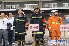 武汉富士康五万余员工冒雨参加消防演习[图] 