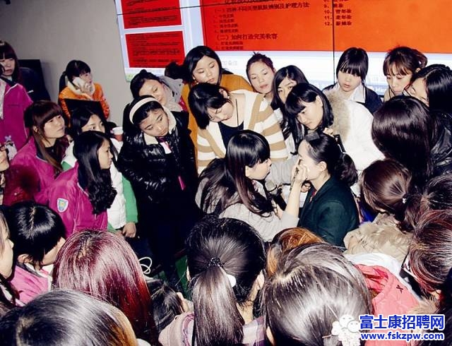 郑州富士康园区：十二万女工乐享缤纷三月